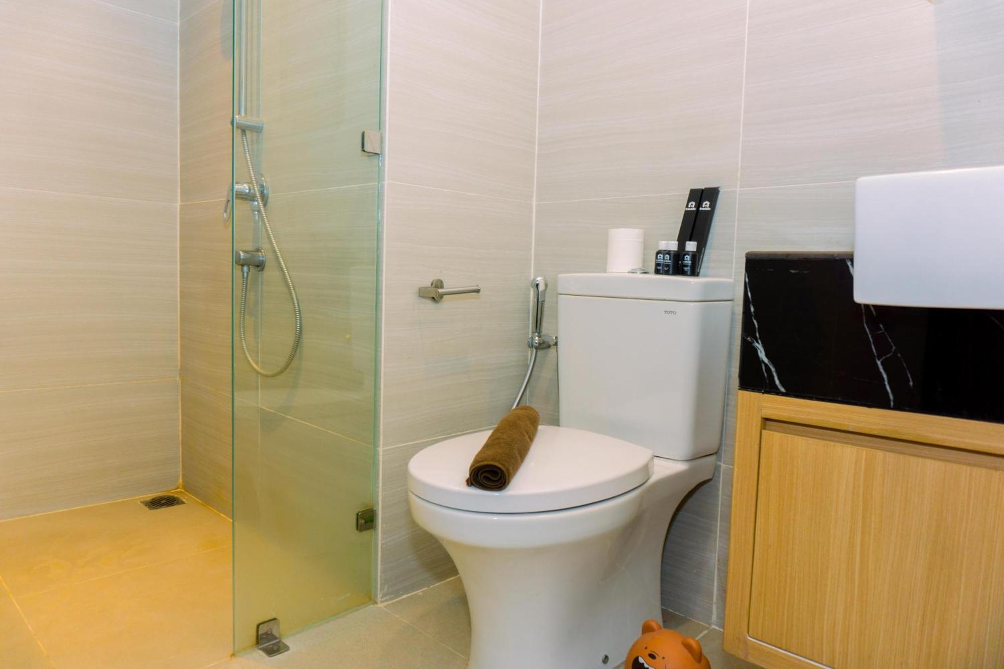 Full Furnished With Modern Design 1br At West Vista By Travelio Pangsapuri *