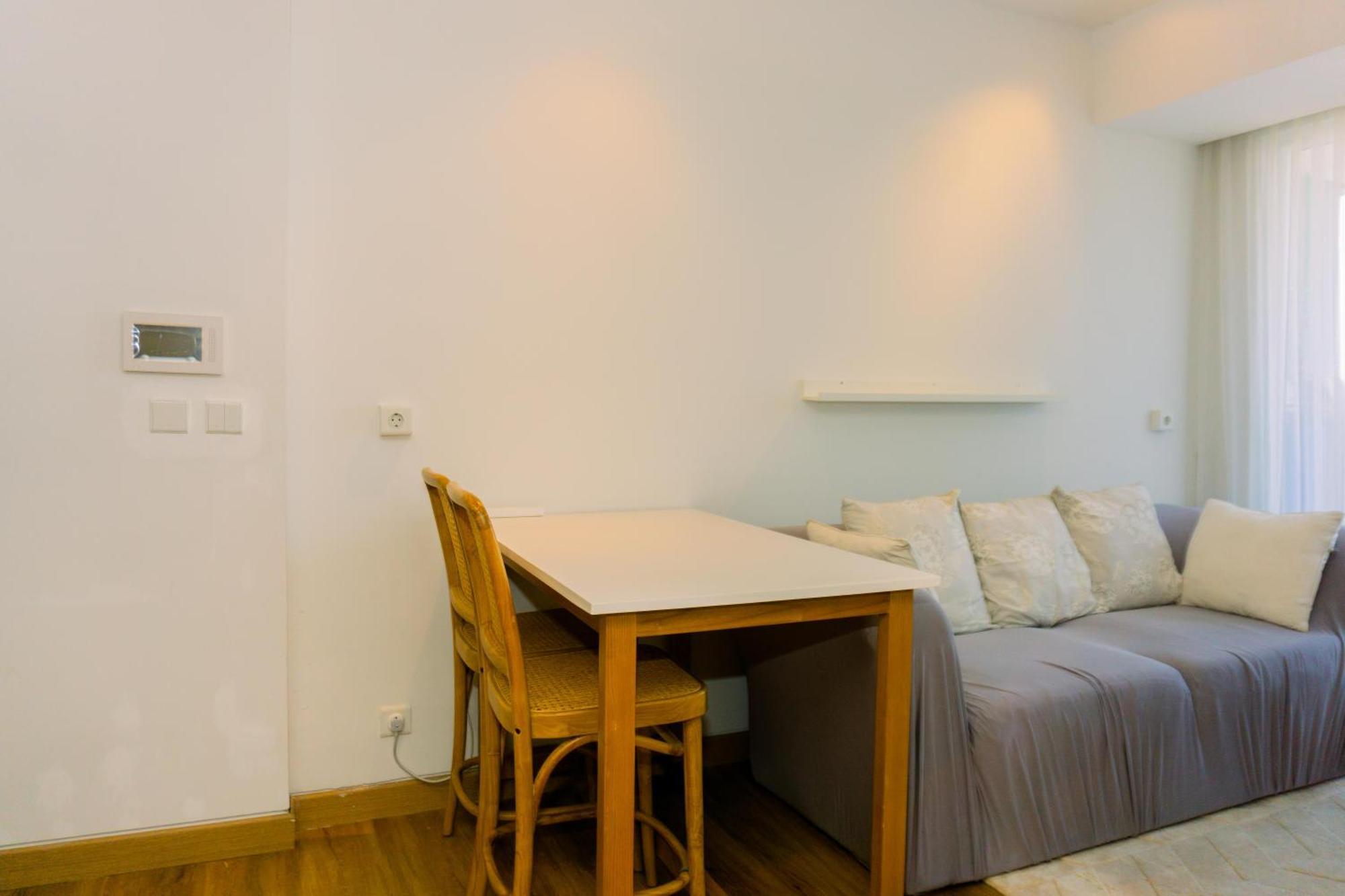 Full Furnished With Modern Design 1br At West Vista By Travelio Pangsapuri