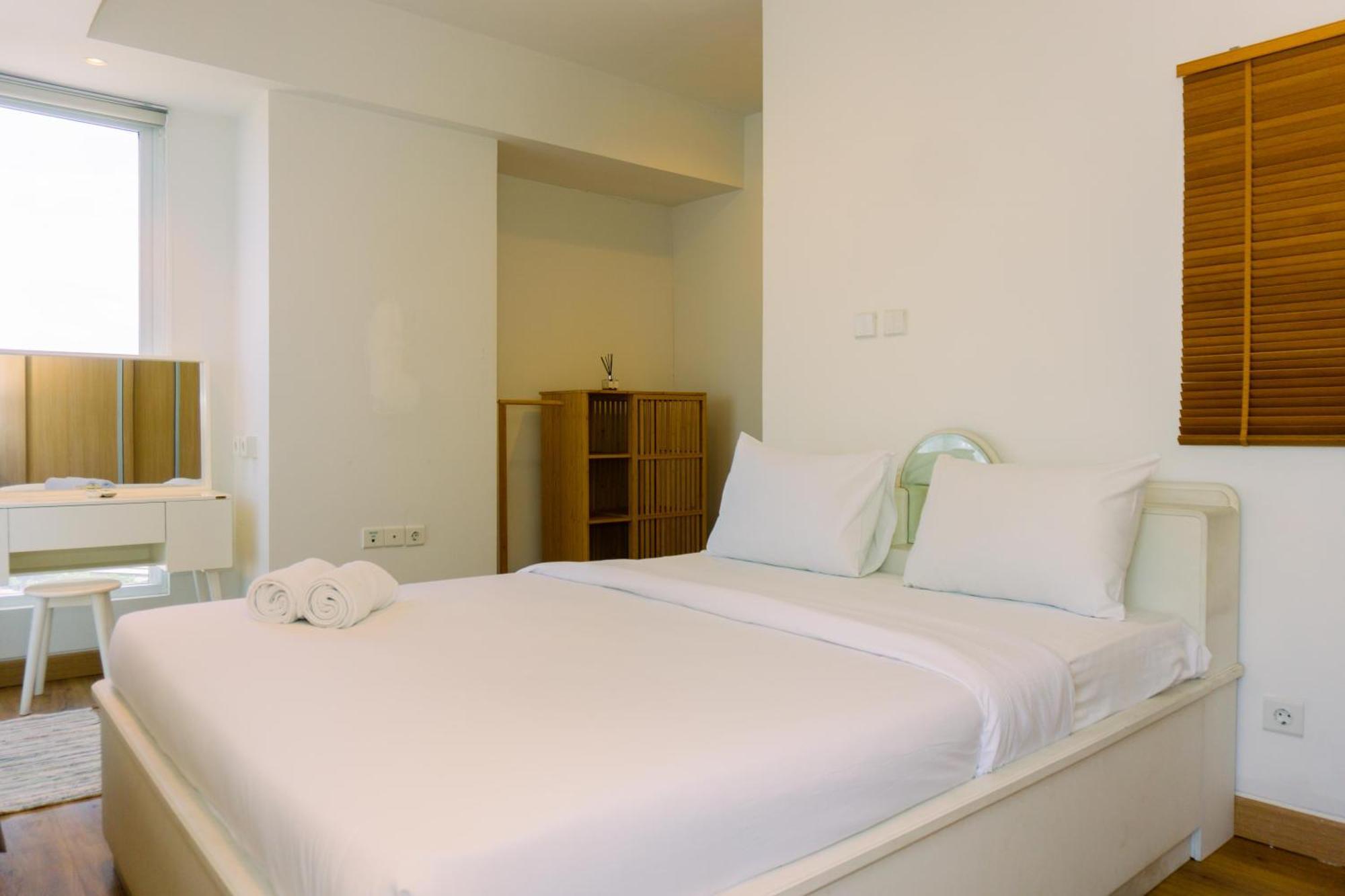 Full Furnished With Modern Design 1br At West Vista By Travelio